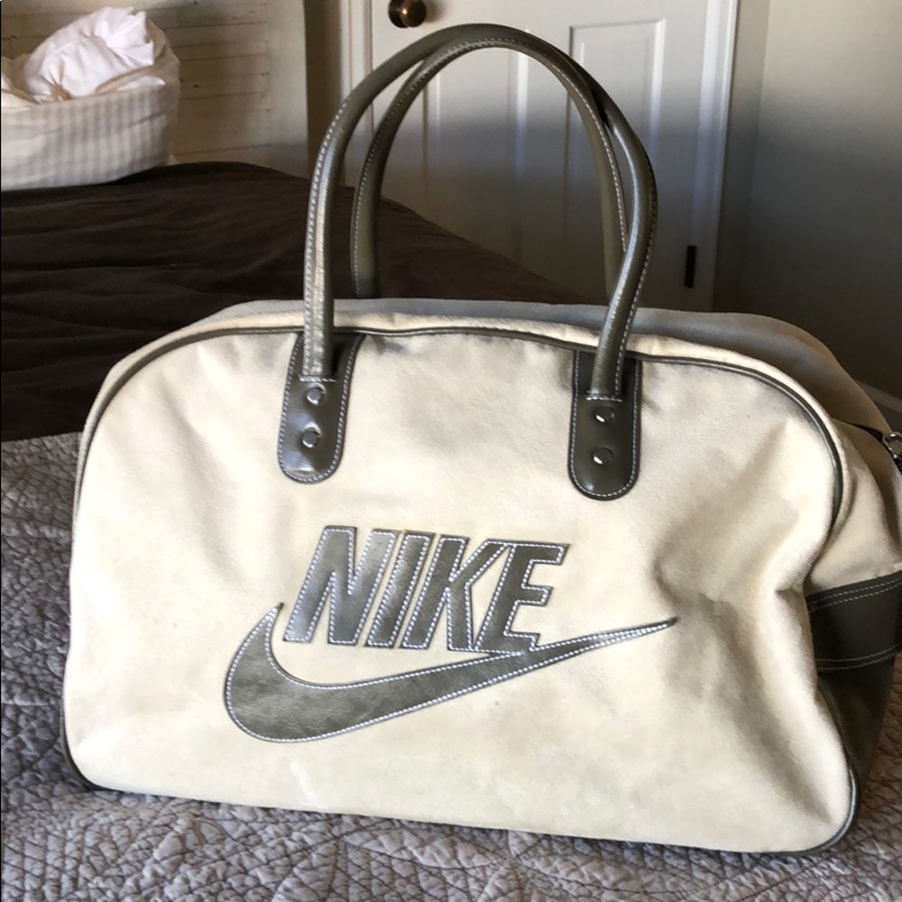 Nike duffle day bag.